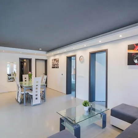 Evergreen Apartment *