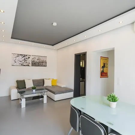 Evergreen Apartment *